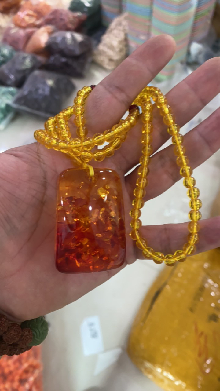 D 738 花珀无事牌吊坠