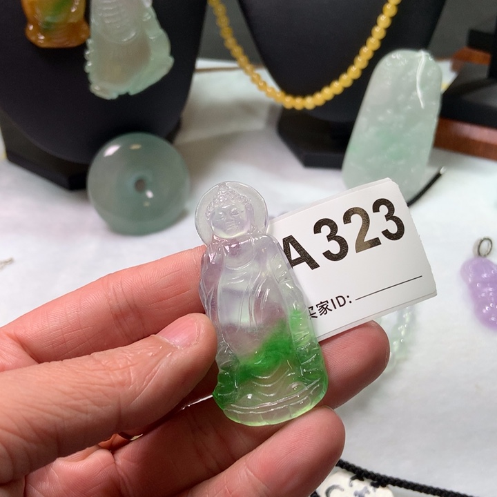 翡翠颈饰未镶嵌小*儿