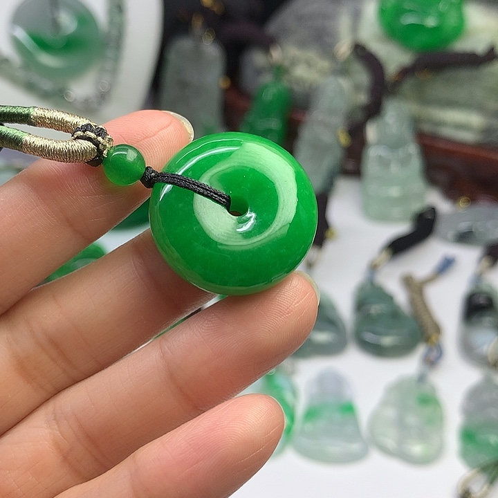 翡翠未镶嵌吊坠(赠链)