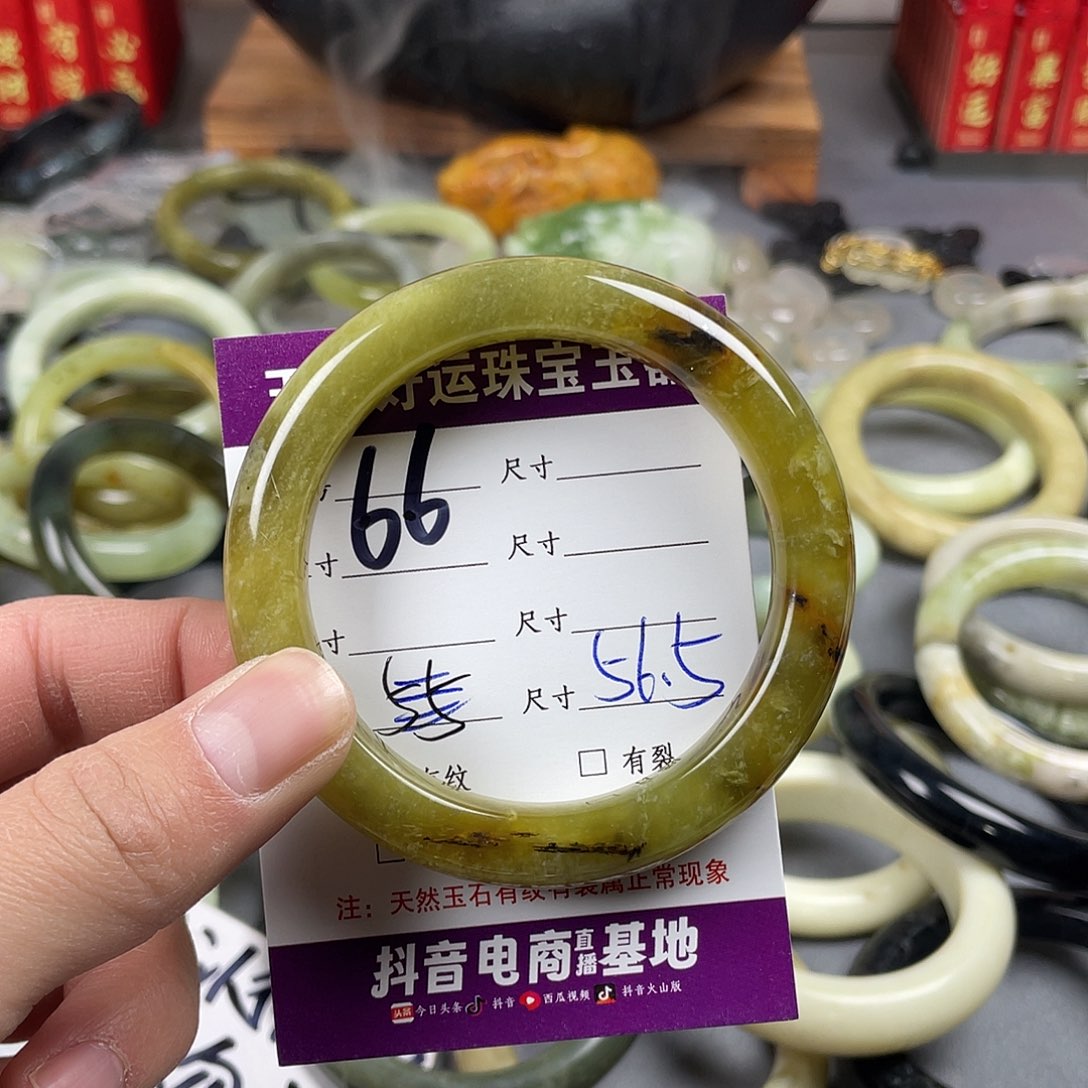 蛇纹石玉手镯足铂镶嵌