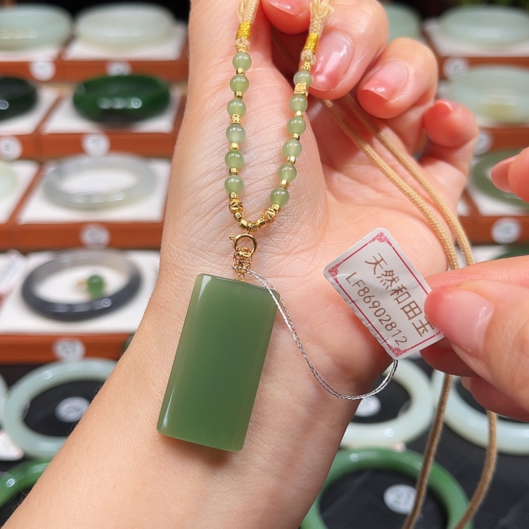 和田玉18K金镶嵌颈饰