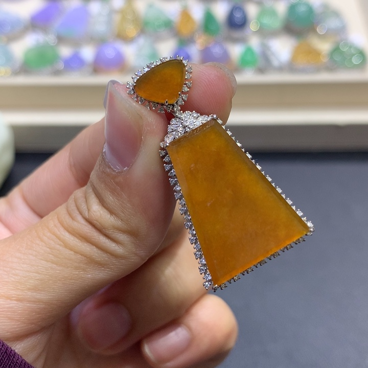 翡翠颈饰18K金镶嵌翡翠