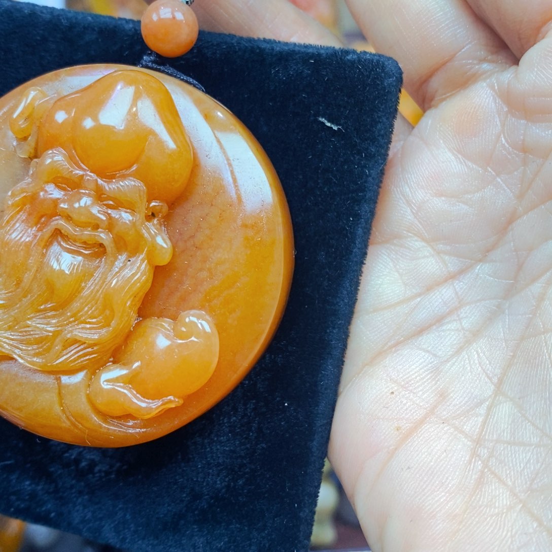 未镶嵌石英质玉（黄龙玉）颈饰