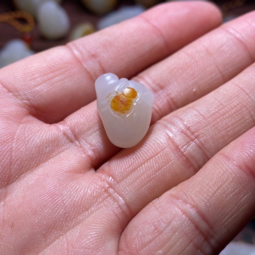石***友和田玉未镶嵌颈饰