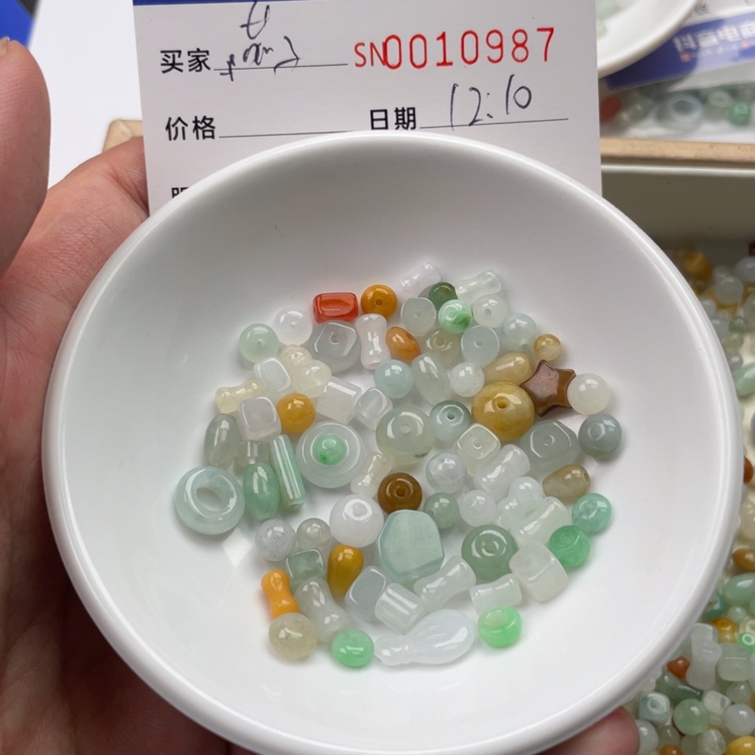 颈饰未镶嵌翡翠燕***?