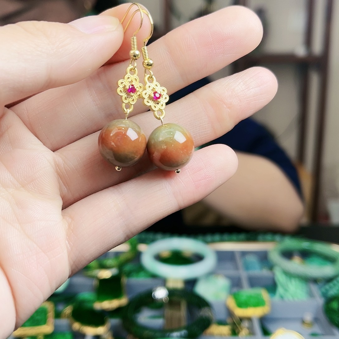 翡翠颈饰未镶嵌耳饰