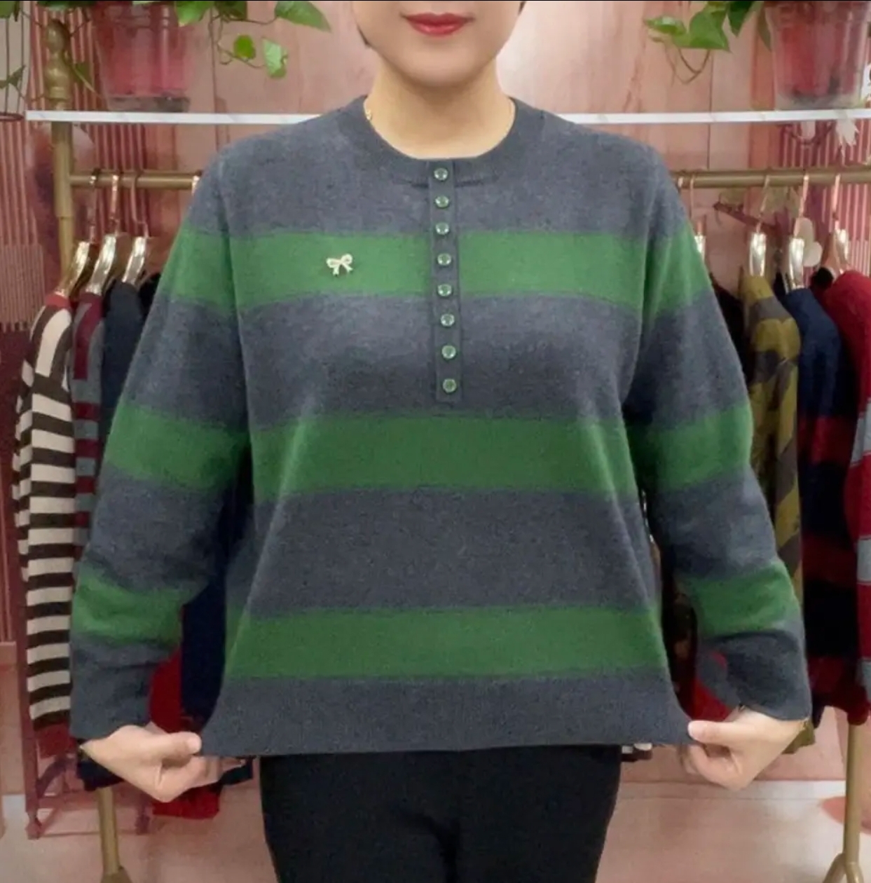 2025冬新款时尚拼色条纹女士针织衫百搭宽松显瘦拼色纽扣保暖内搭