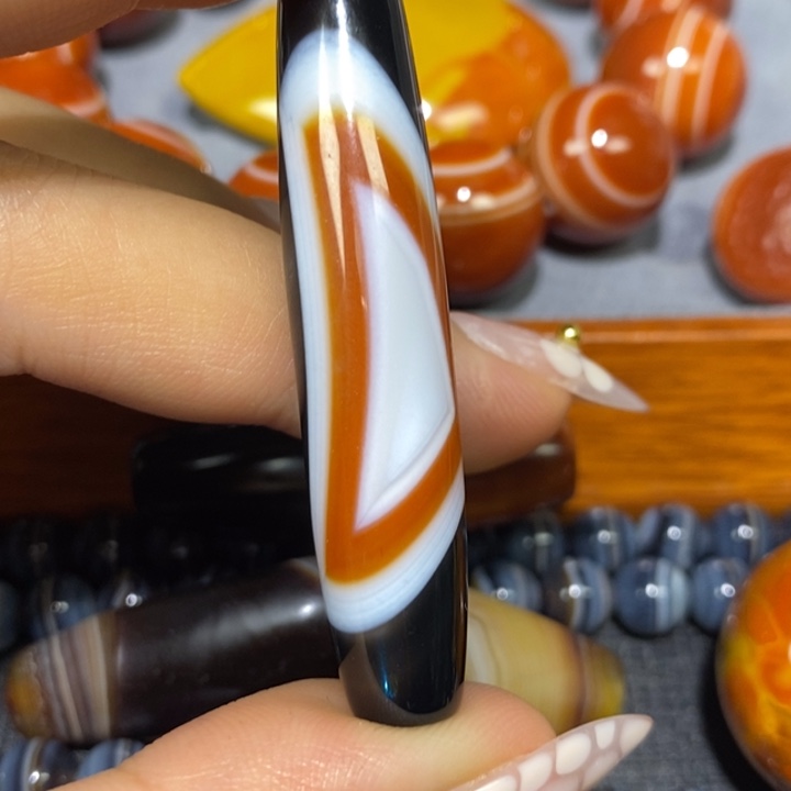 足铂镶嵌颈饰玛瑙/玉髓