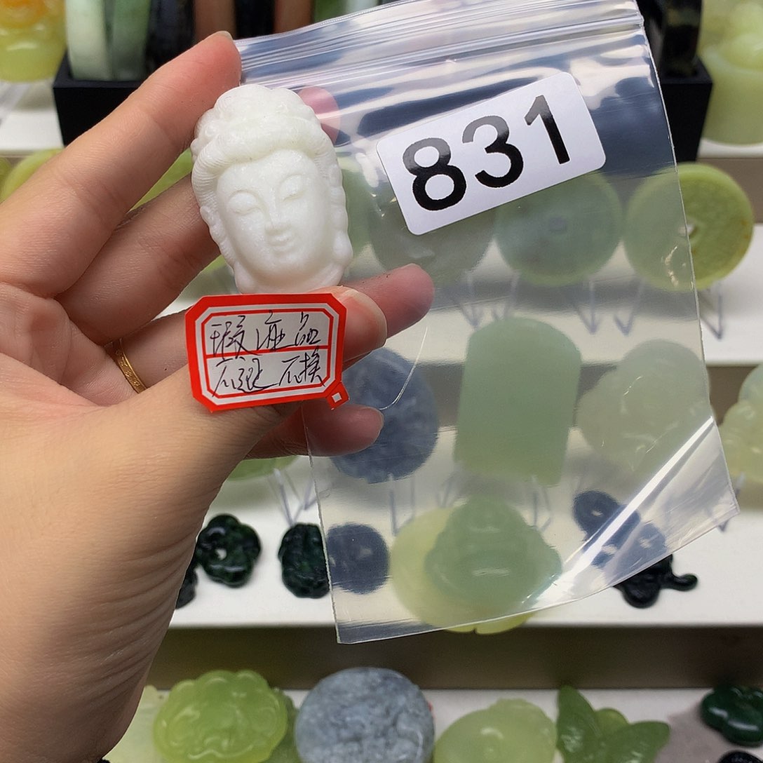 蛇纹石玉颈饰未镶嵌