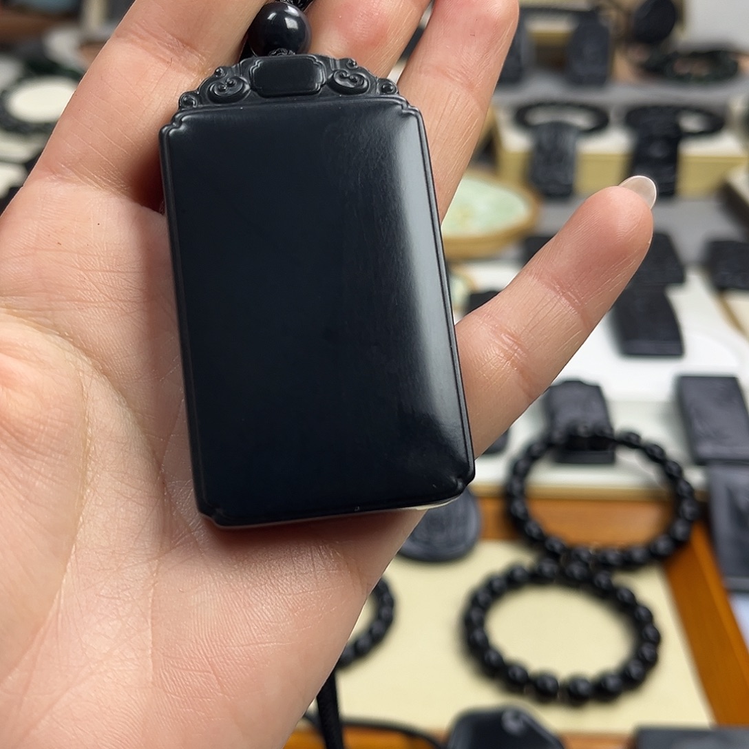 和田玉（墨玉）未镶嵌颈饰羊脂