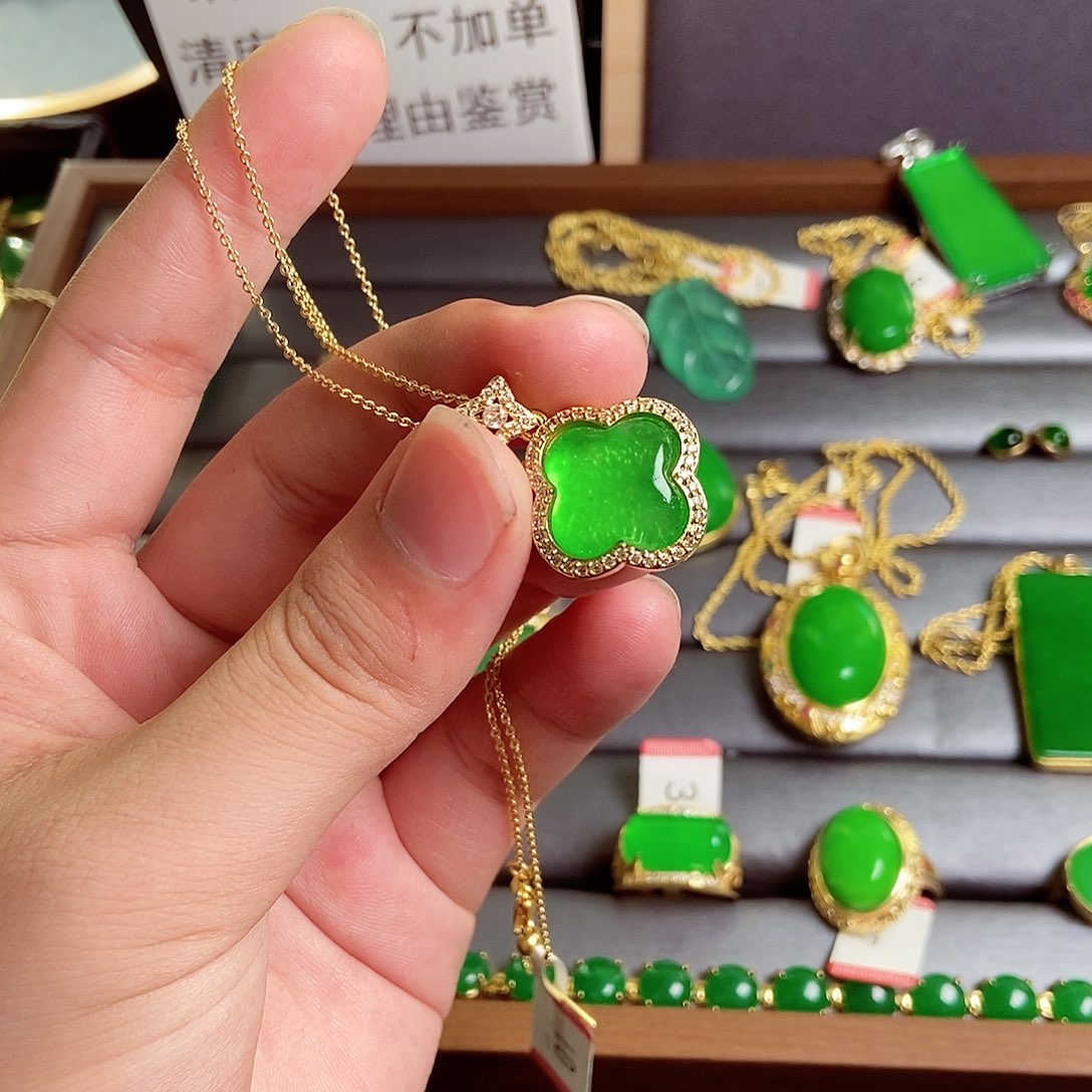 颈饰18K金镶嵌翡翠01
