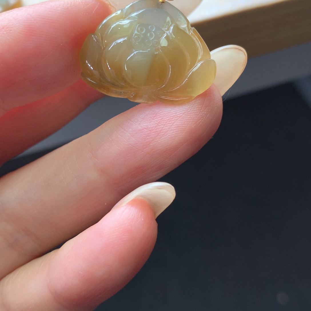 翡翠18K金镶嵌颈饰吊坠