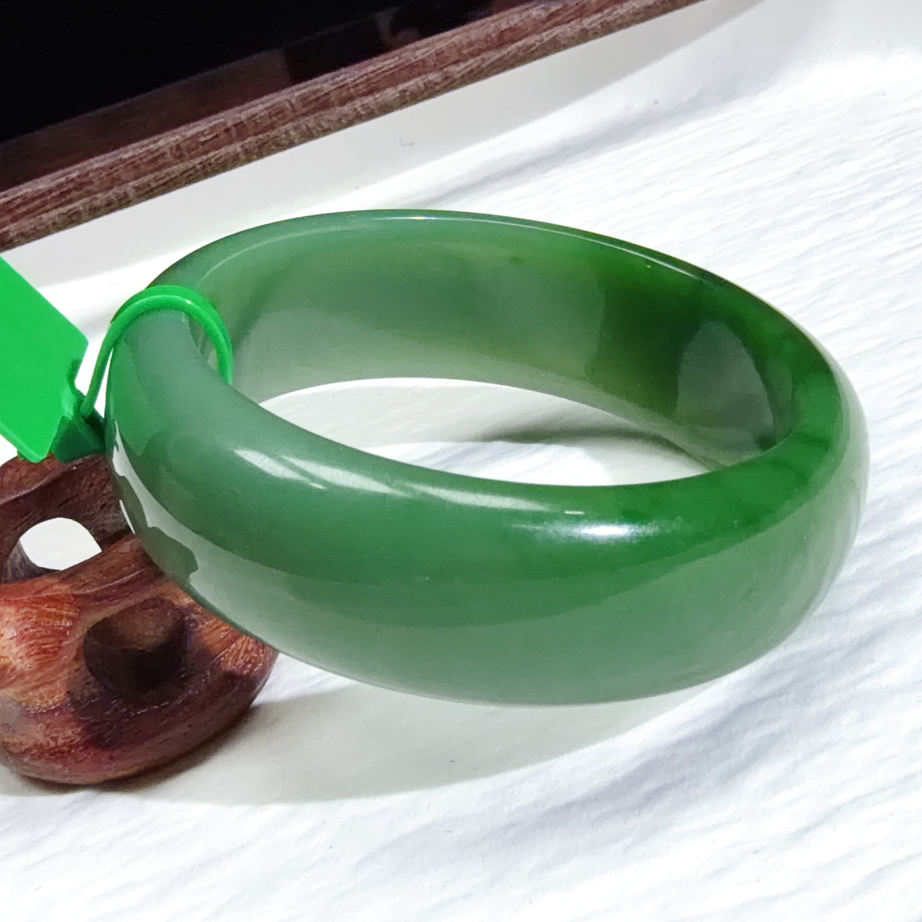 【伟伟鉴定】和田玉碧玉俄料7号矿宽版 正圈手镯 58/20/7 粉青阳绿