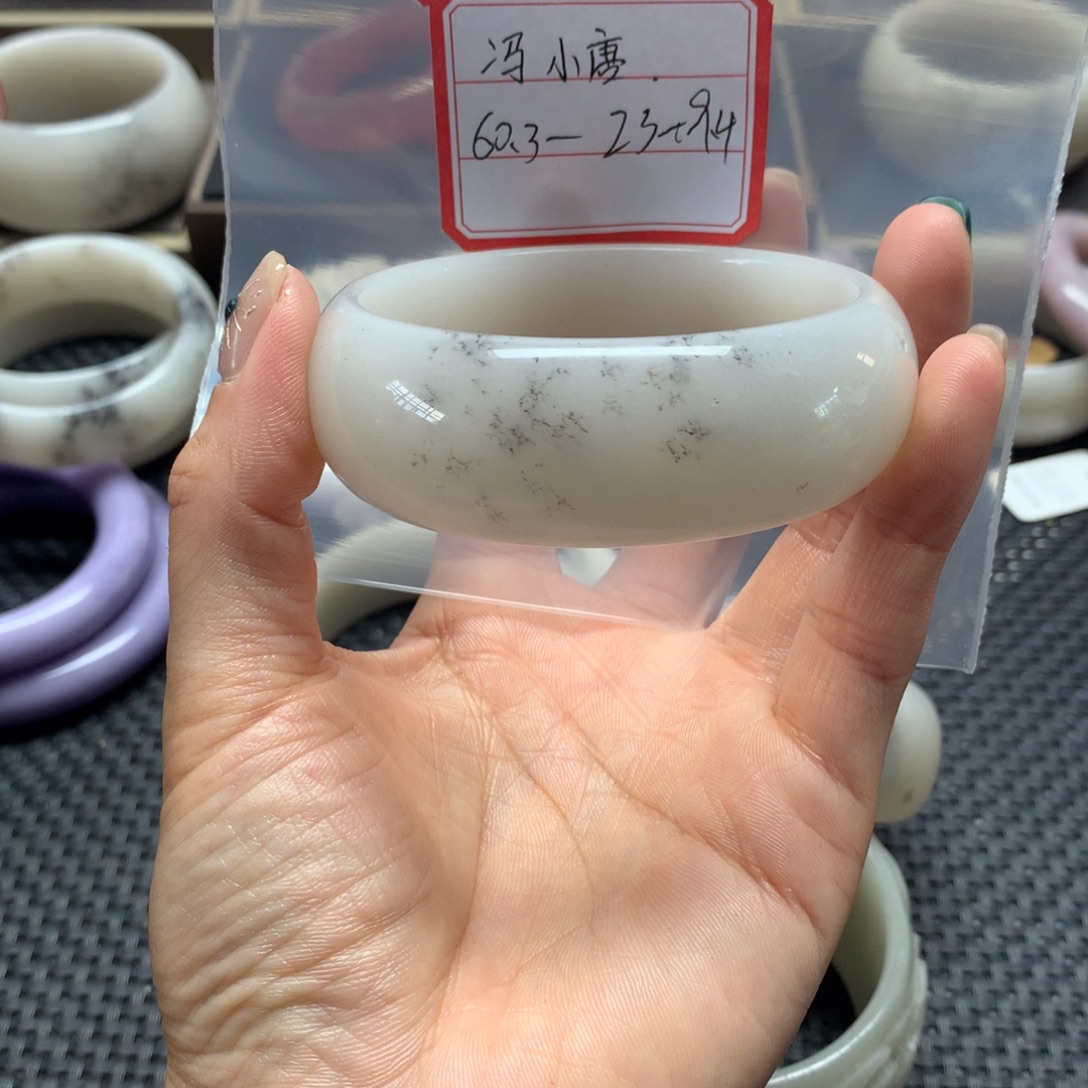 冯***唐石英岩玉未镶嵌手镯
