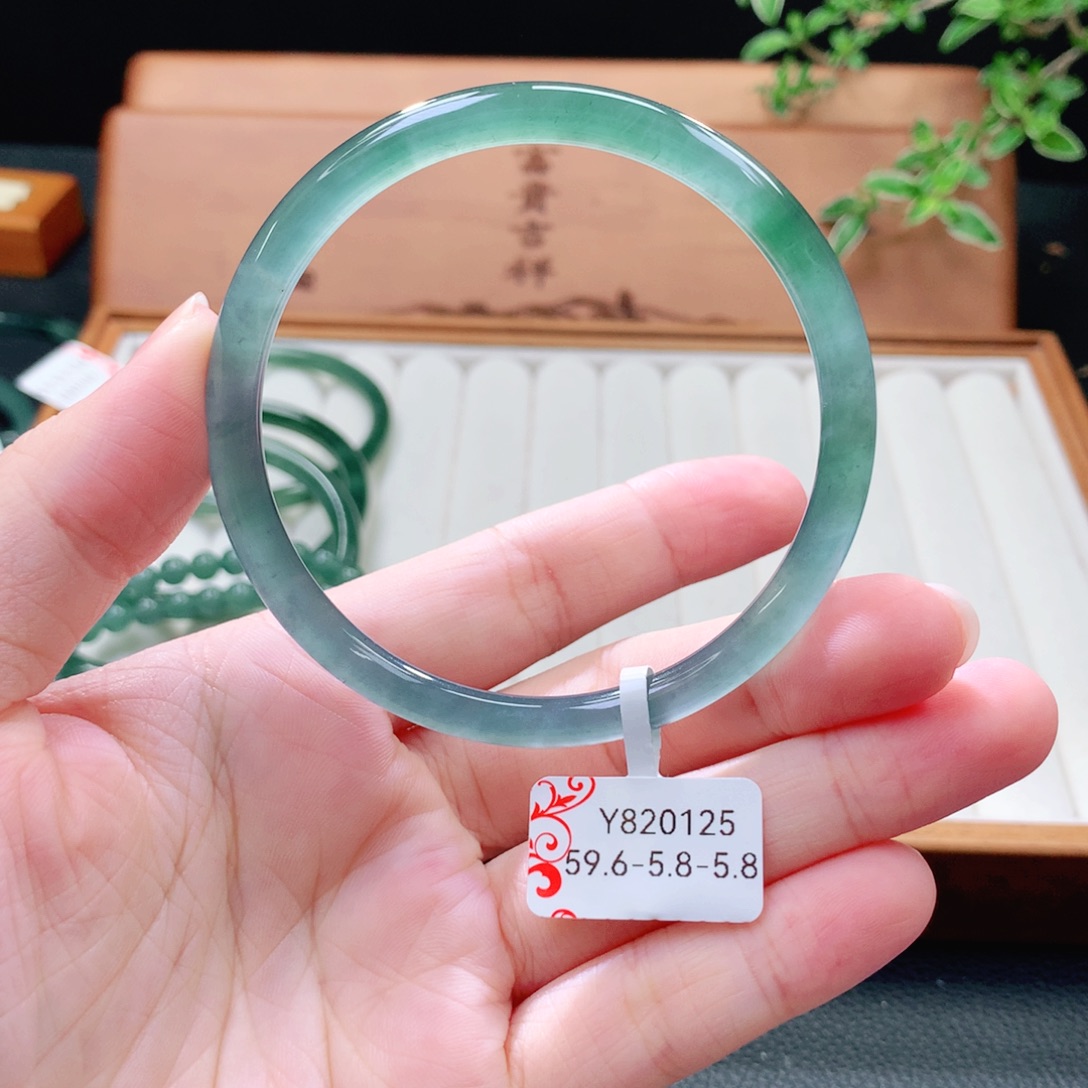 翡翠未镶嵌手镯（圆镯）