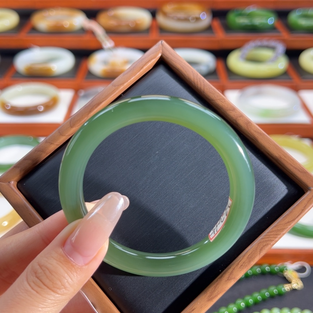 鲸***落和田玉未镶嵌手镯