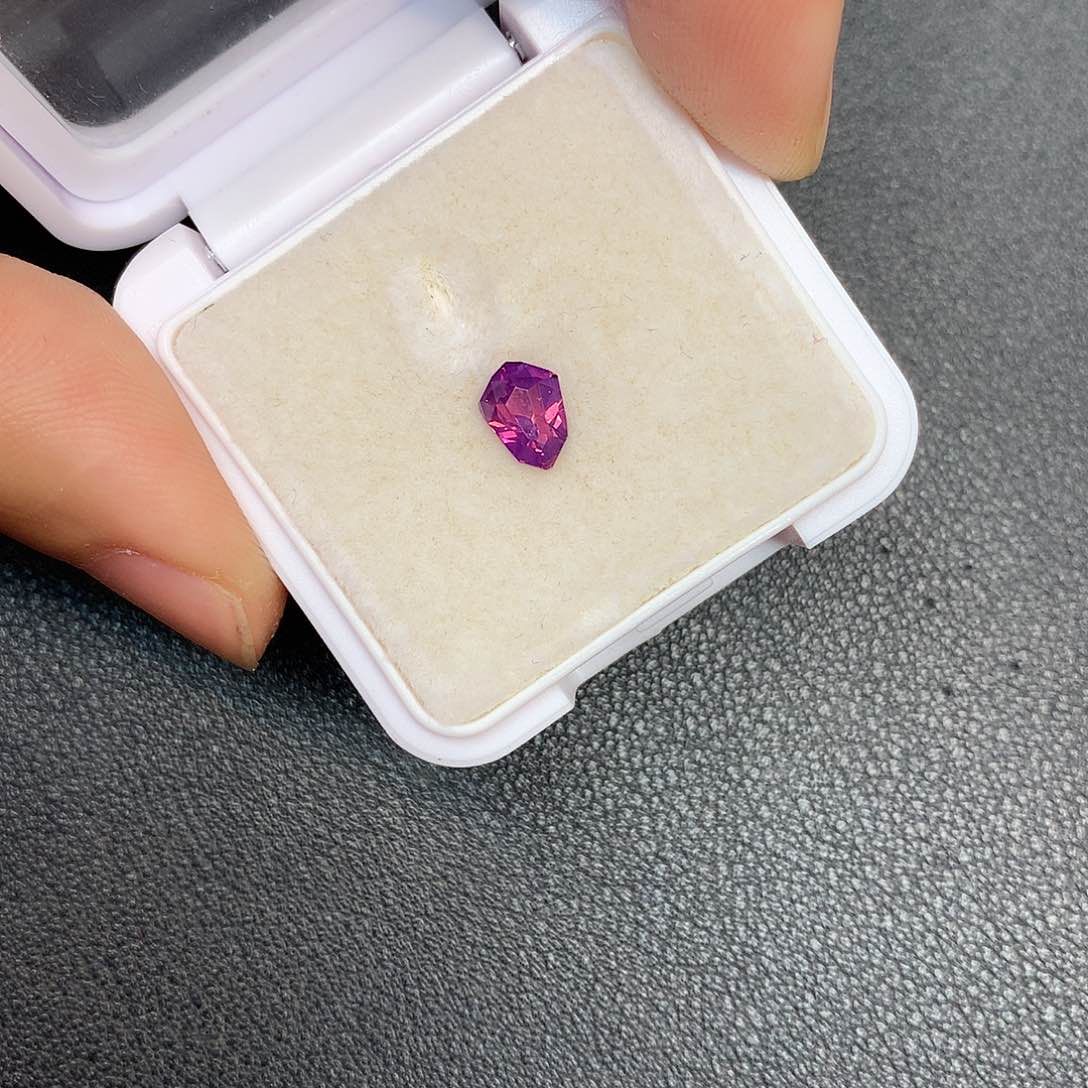 蓝宝石裸石未镶嵌