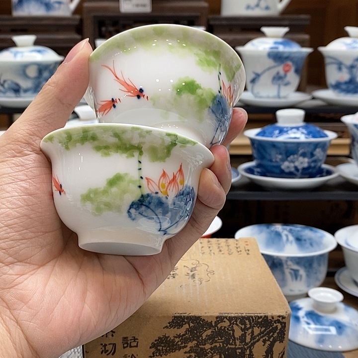 静***香手绘鱼上鱼下！五彩荷花杯子85cc釉下彩微瑕福利款