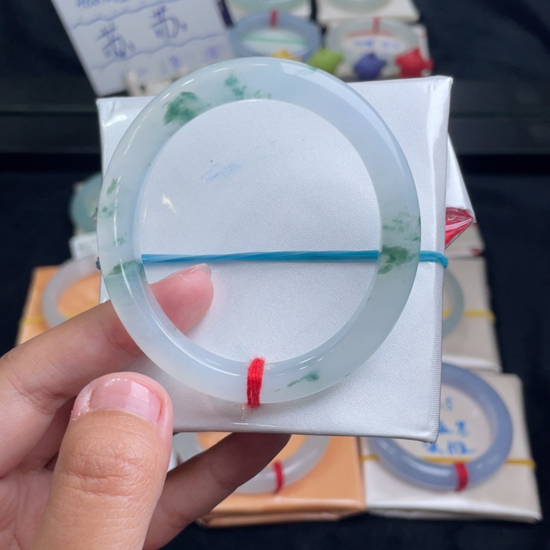 翡翠手镯未镶嵌翡翠手镯