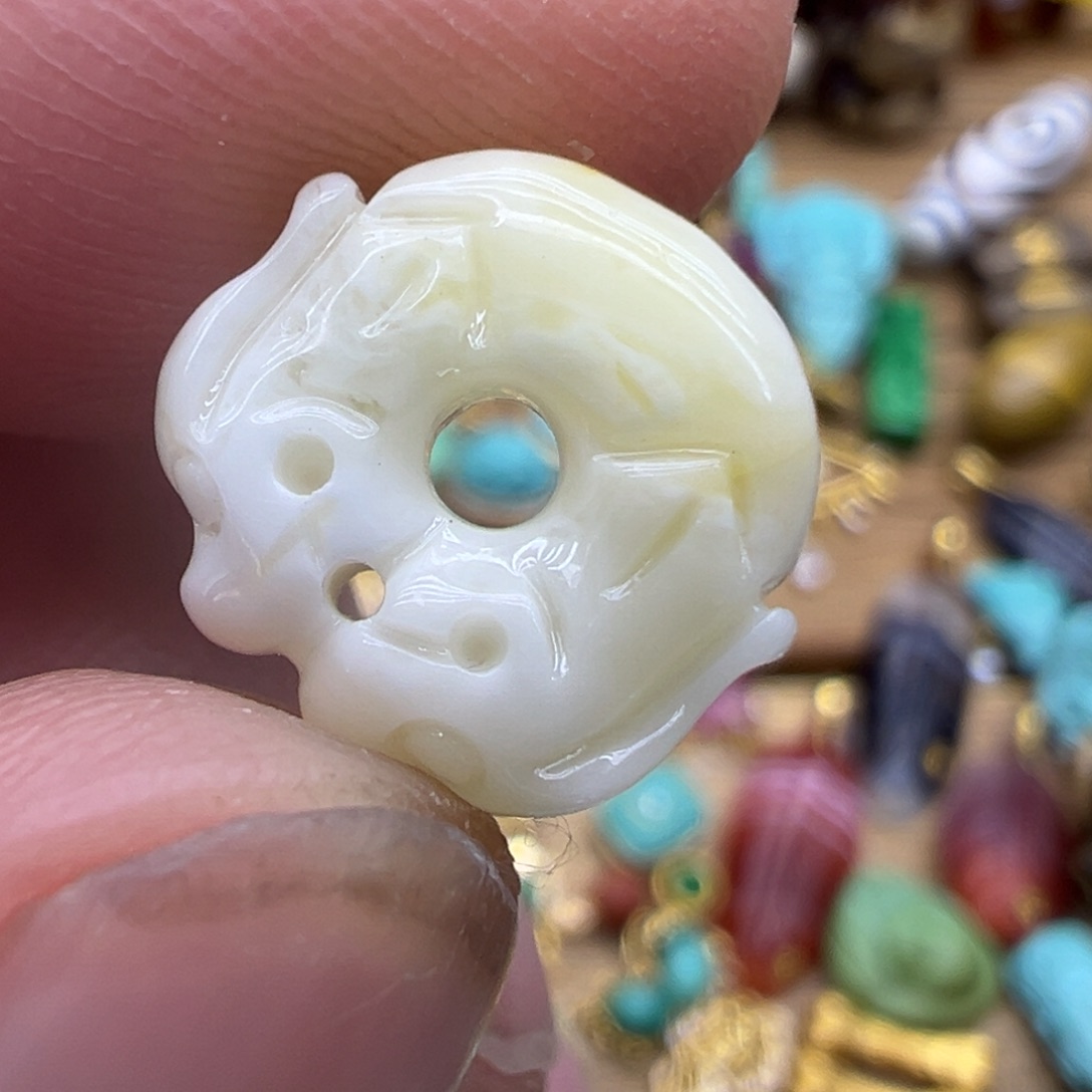 琥珀颈饰未镶嵌龙扣