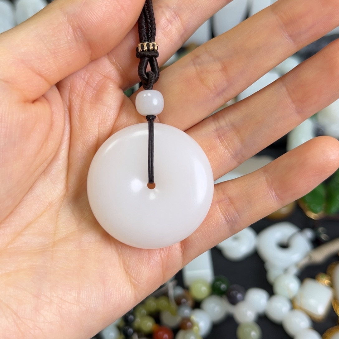 和田玉未镶嵌吊坠(赠链)