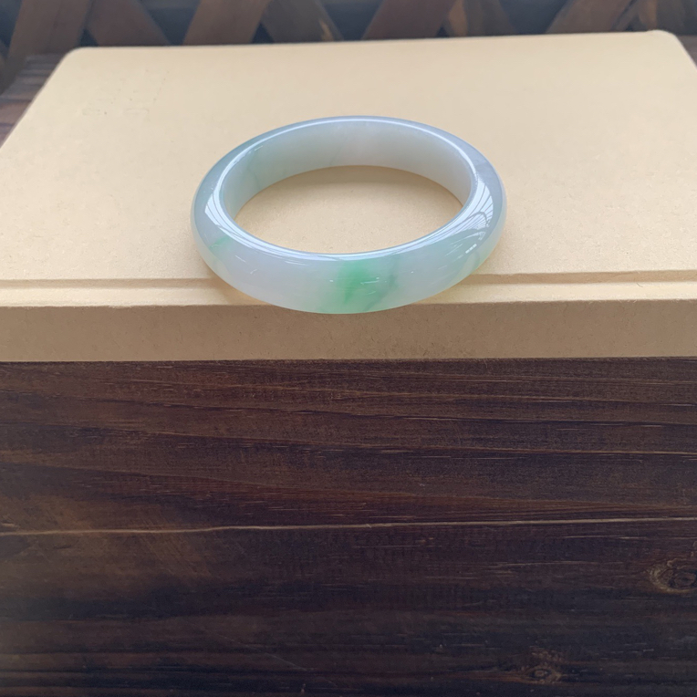 ，冰透胶润冰绿手镯，特价3280圈口57.4-13-8.7，天然翡翠缅A小纹