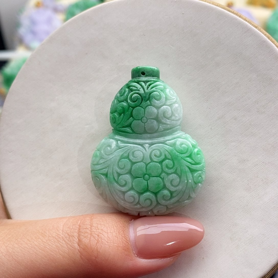 翡翠未镶嵌吊坠(赠链)