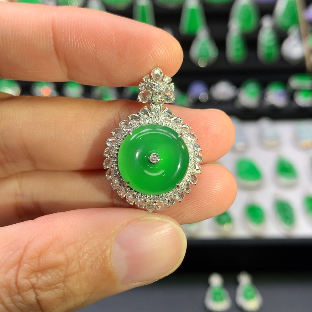 翡翠吊坠(不含链)18K金镶嵌