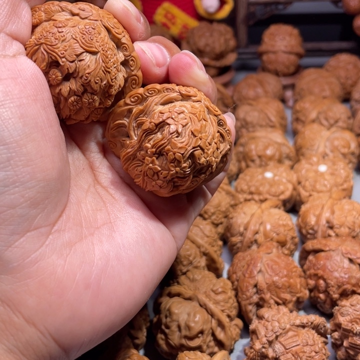 太*！白狮子雕刻的梅兰竹菊