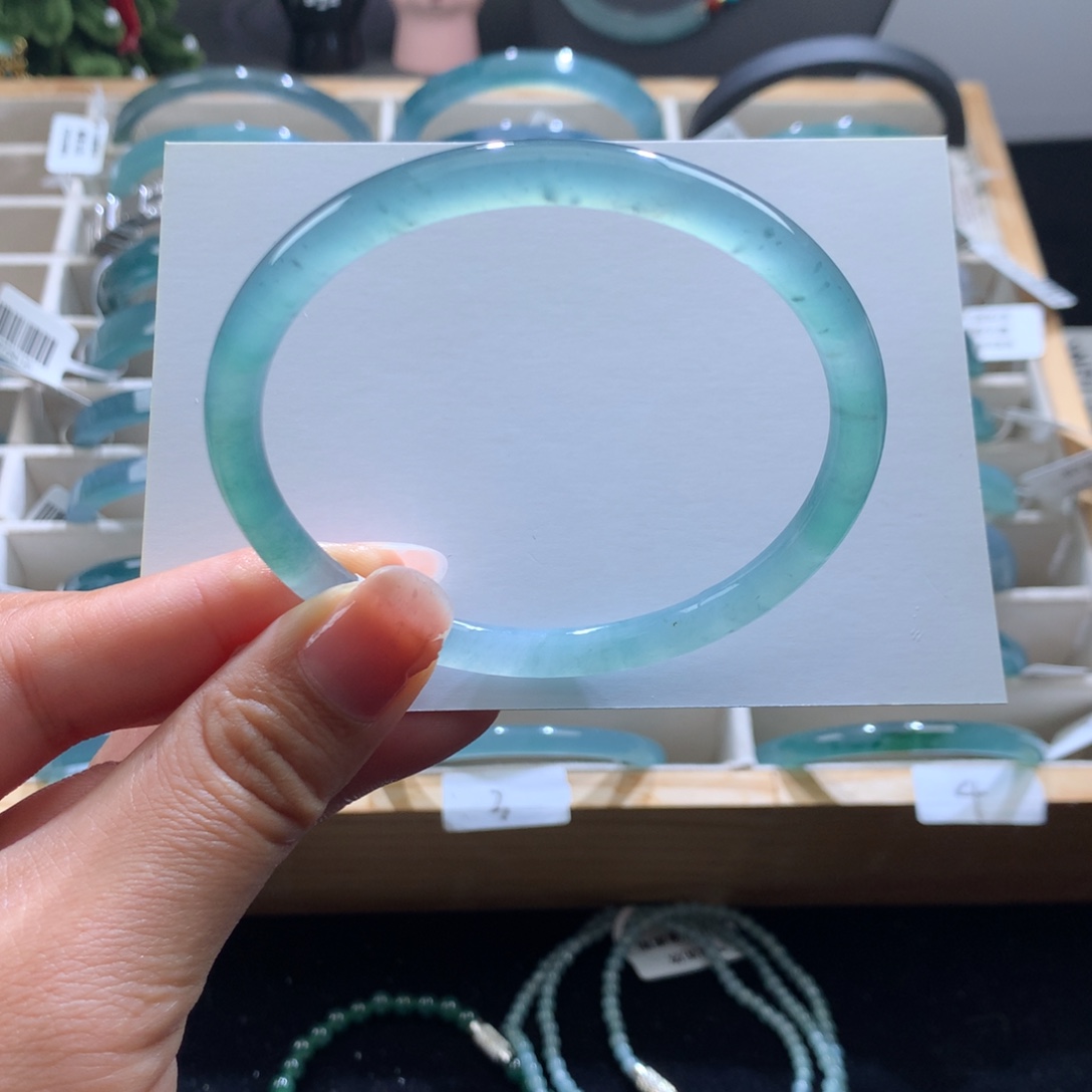 翡翠未镶嵌手镯渐变浅冰晴