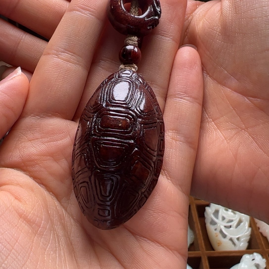 和田玉未镶嵌挂件鉴****）