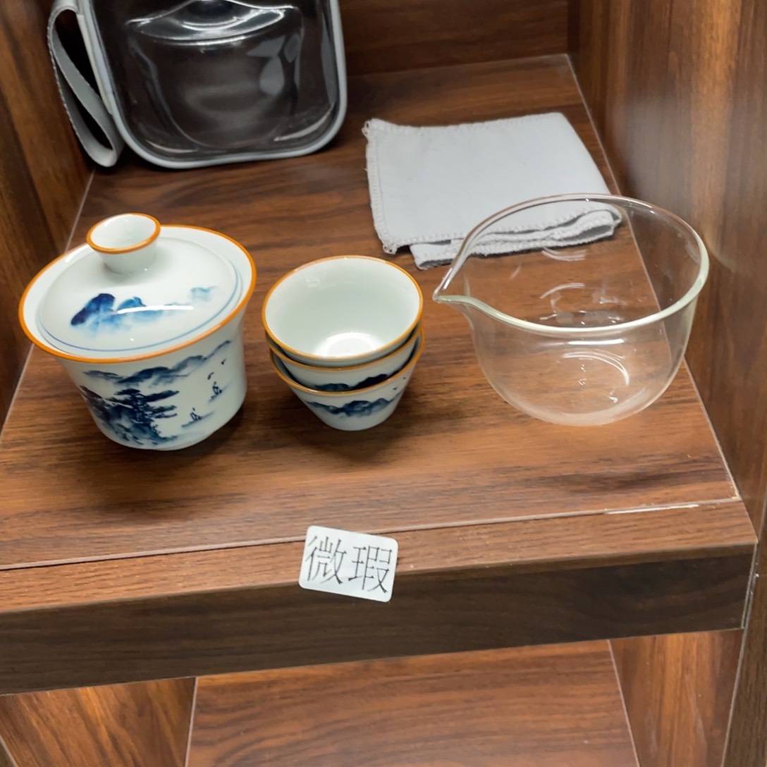 釉下手绘茶具微瑕