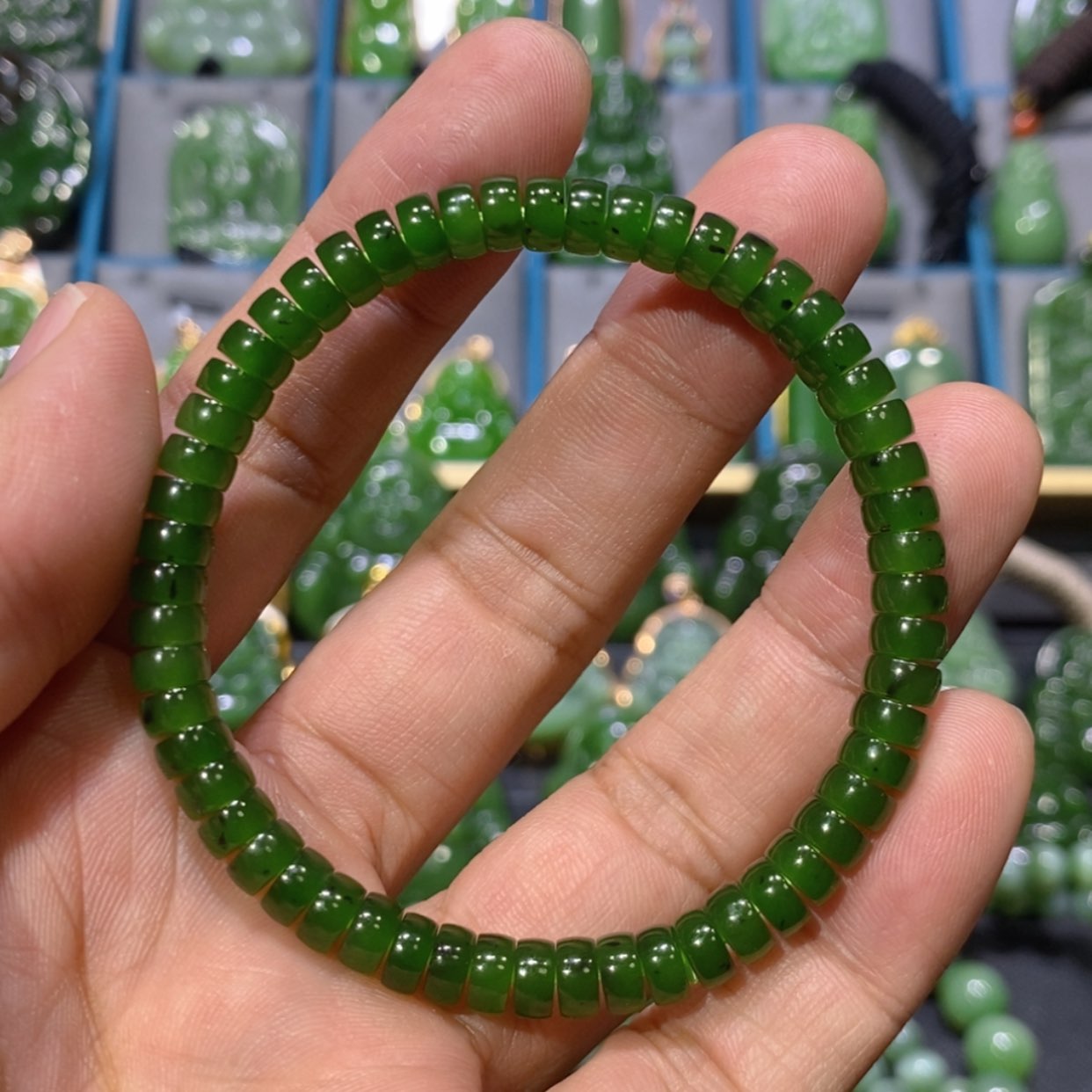 【闪购商品】和田玉吊坠(不含链)未镶嵌俄七红皮菠菜绿手串 6/3