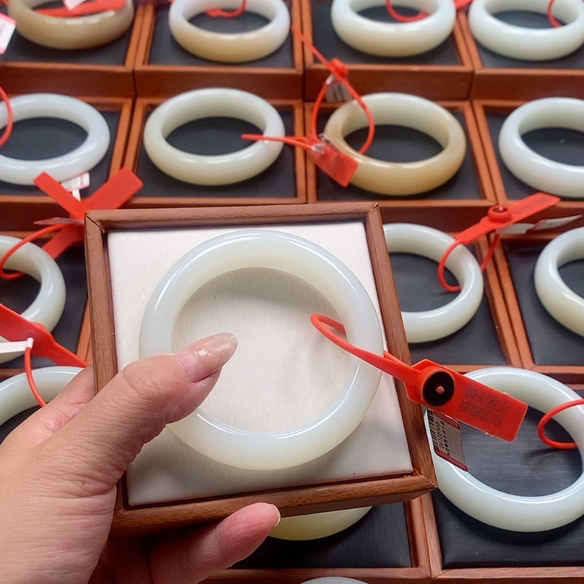 【闪购商品】未镶嵌手镯和田玉