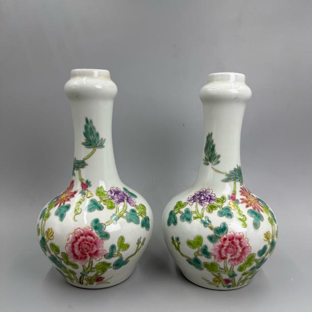 粉彩花卉牡丹纹蒜头赏瓶一对（看底抖音后台私信）
