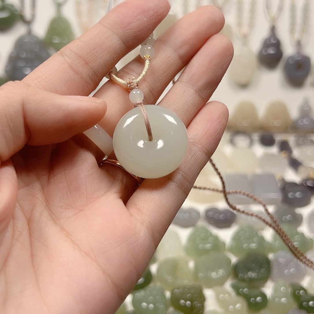 颈饰未镶嵌和田玉海*