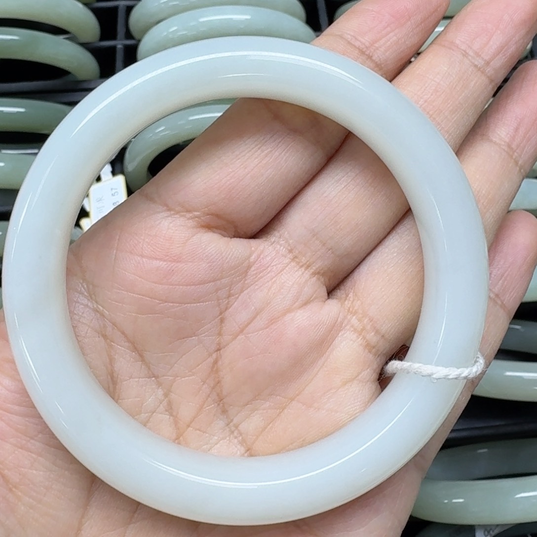 和田玉手镯未镶嵌?*糖