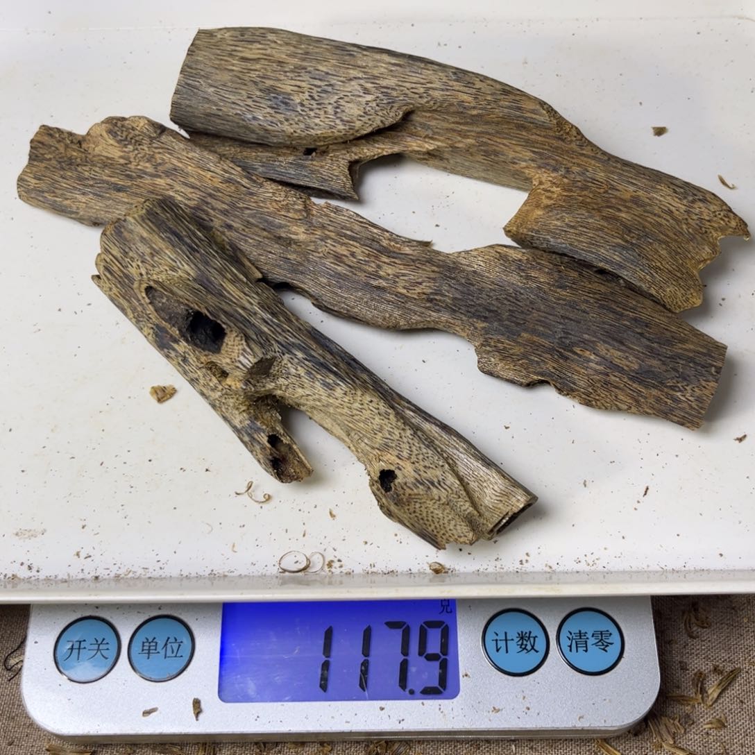 沉香木手把件奇楠虫漏117 克。。。