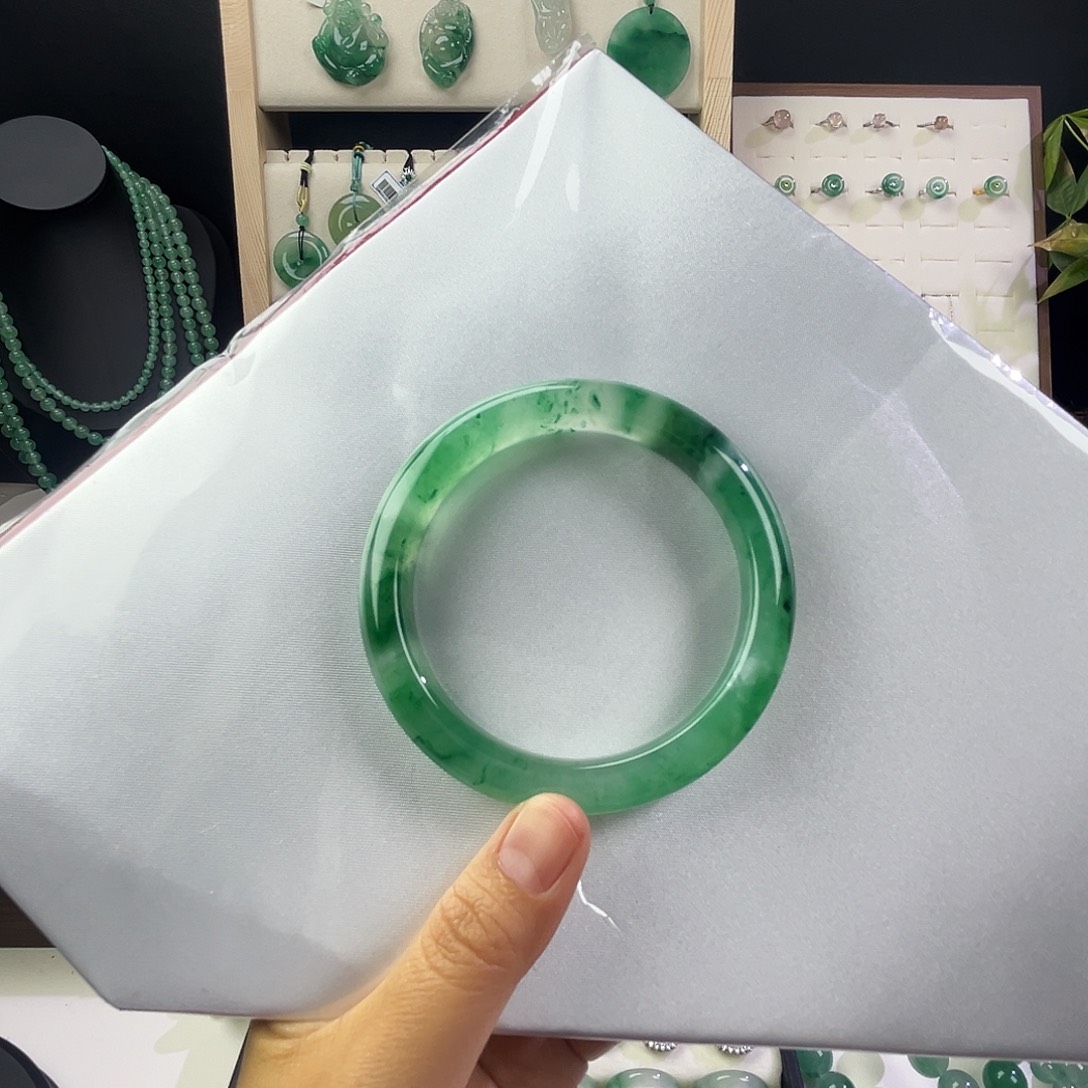 岁***安石英质玉未镶嵌手镯59.2