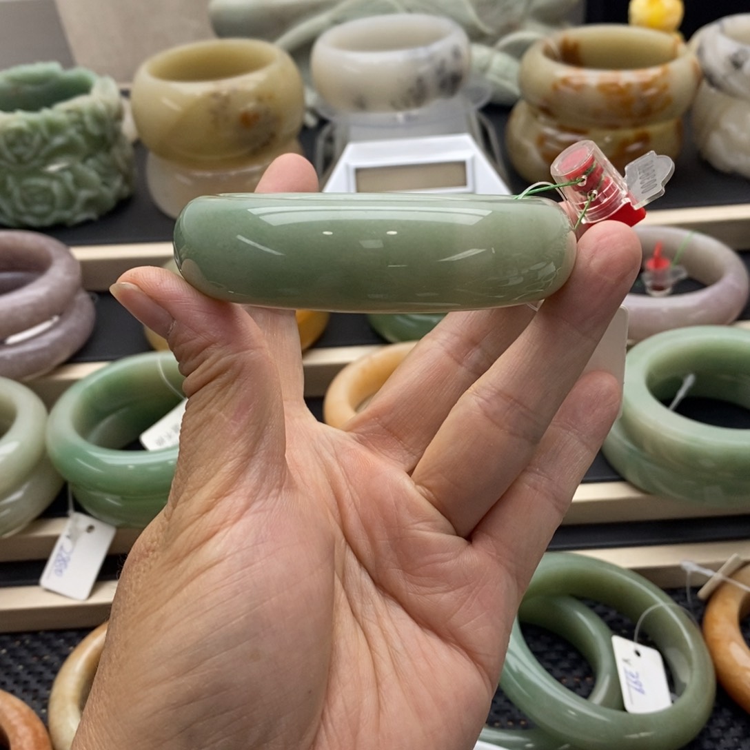 石英质玉手镯未镶嵌当***在