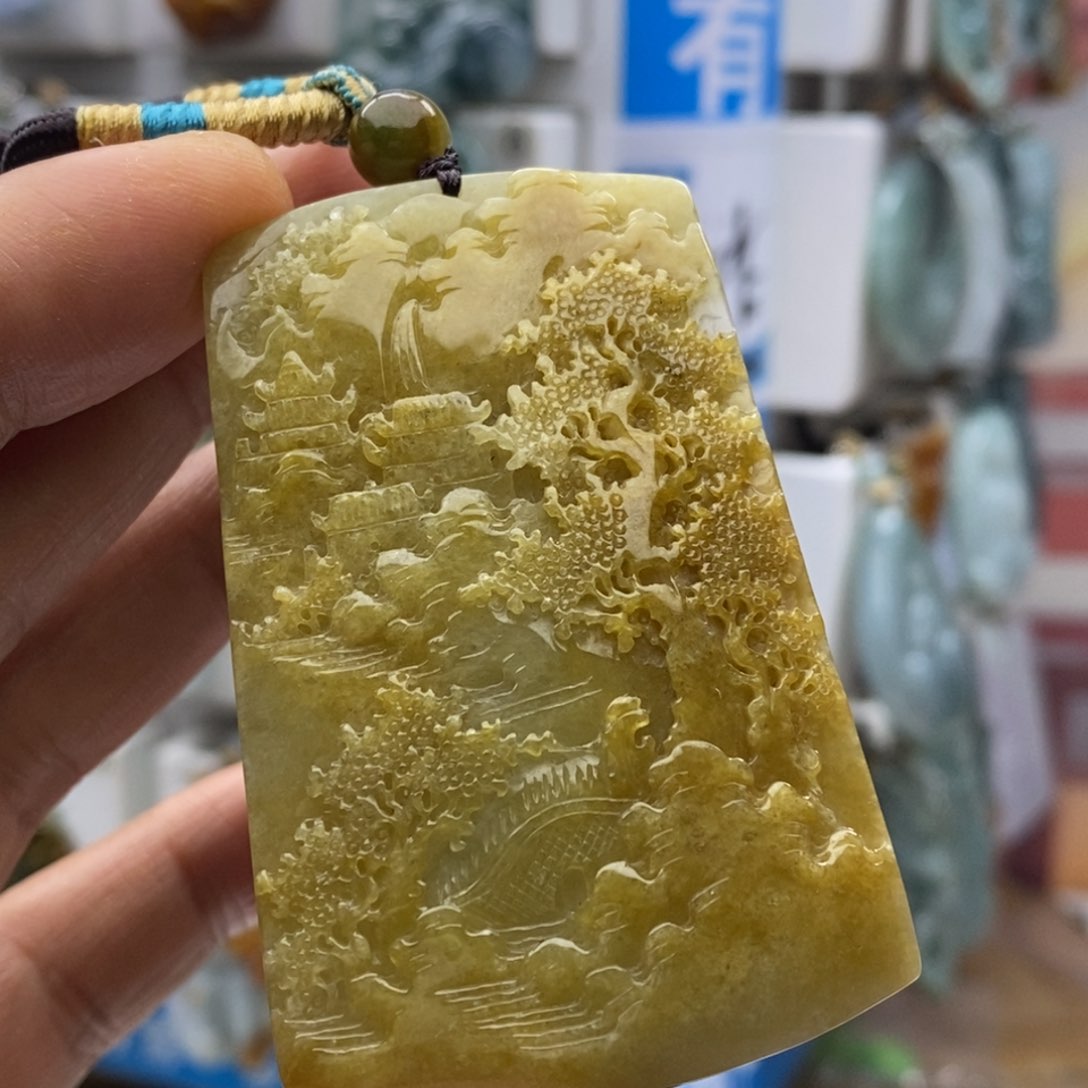 翡翠颈饰未镶嵌山水