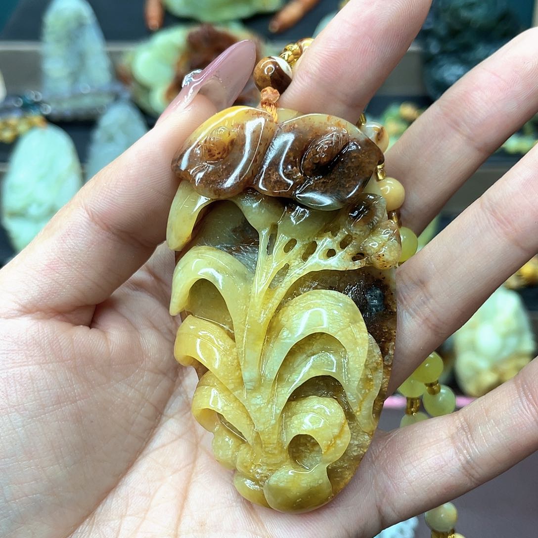 蛇纹石玉挂件未镶嵌