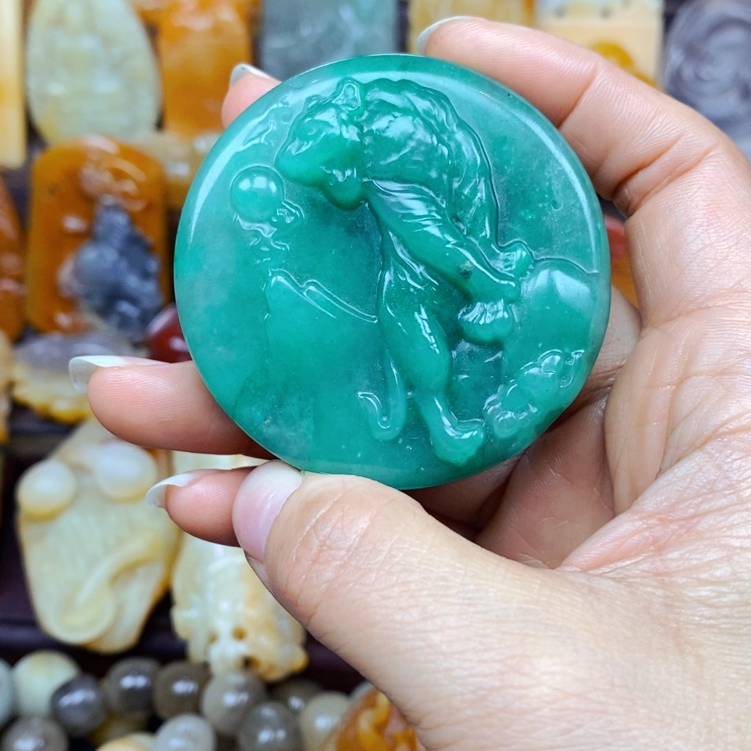 石英质玉（黄龙玉）未镶嵌颈饰