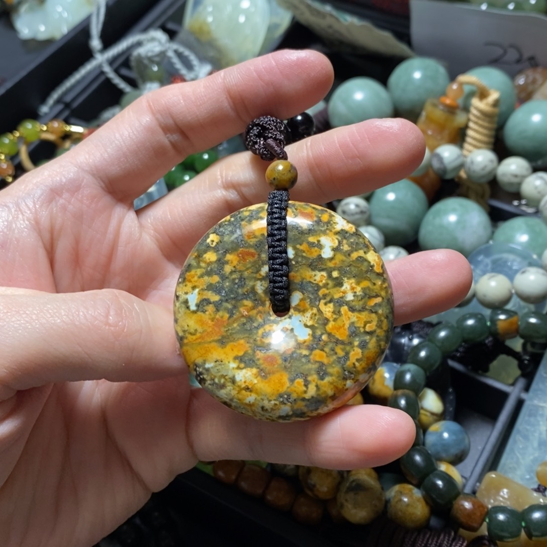 蛇纹石玉未镶嵌颈饰