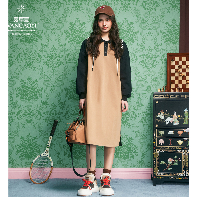 菀壹2025秋装新款卫衣连衣裙女拼接娃娃领休闲中长裙子Q22102331