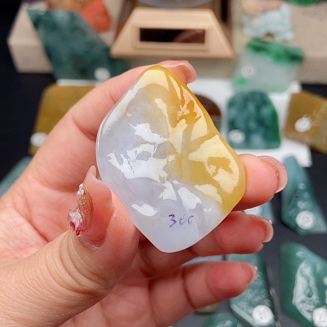 翡翠颈饰未镶嵌翡翠