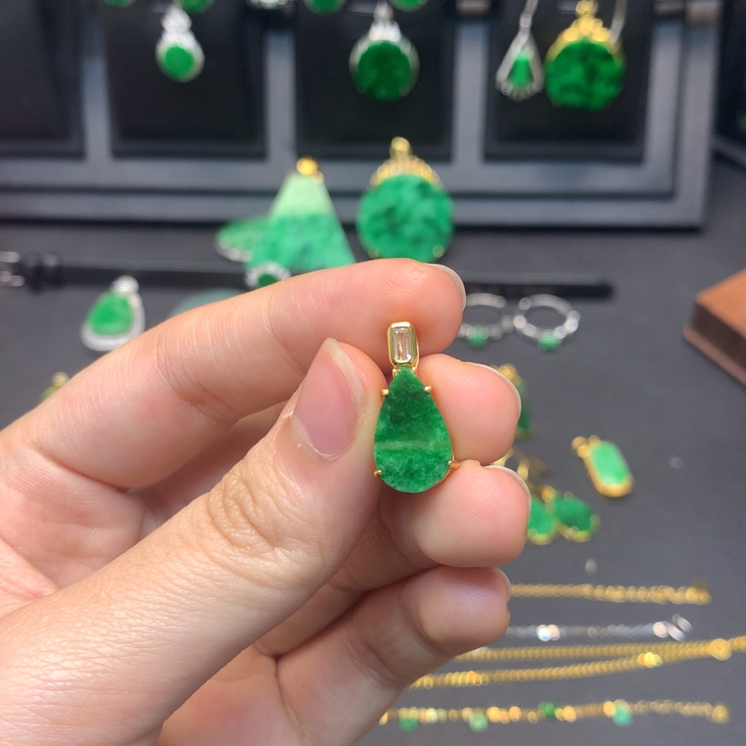 翡翠未镶嵌颈饰有纹裂