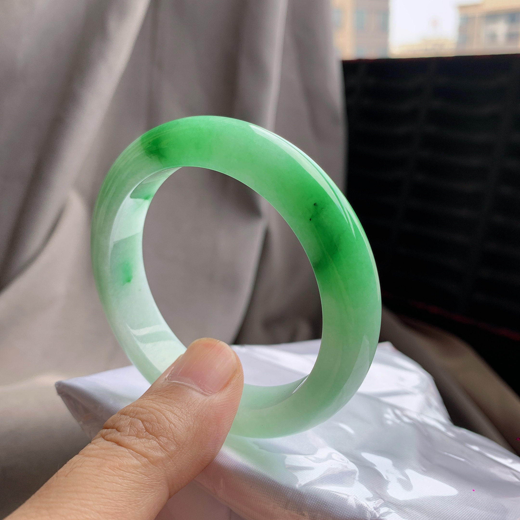 天然缅甸a货翡翠飘阳绿正圈手镯56.5圈口尺寸56.5x12.7x9.6mm