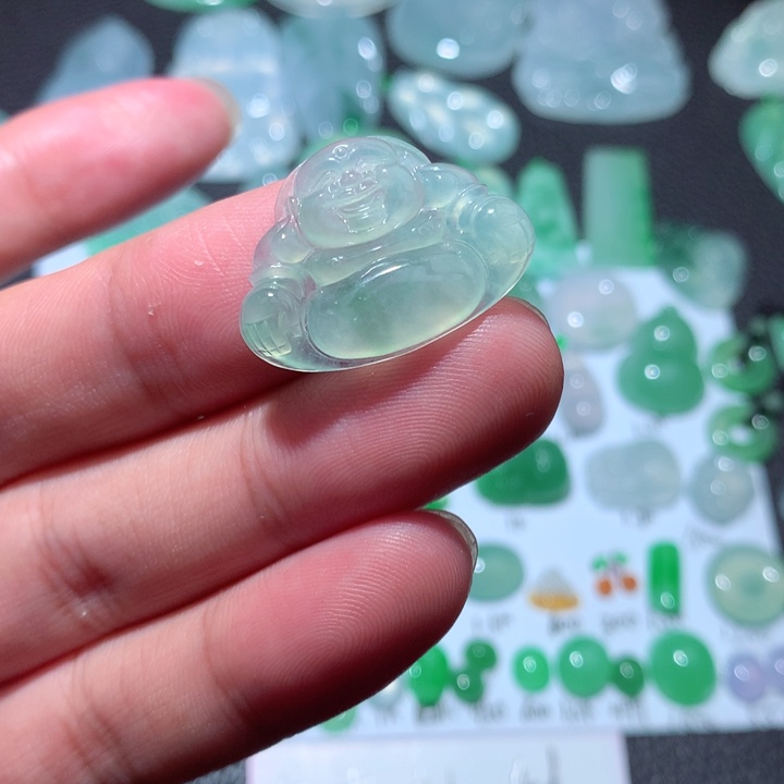 翡翠颈饰未镶嵌佛公