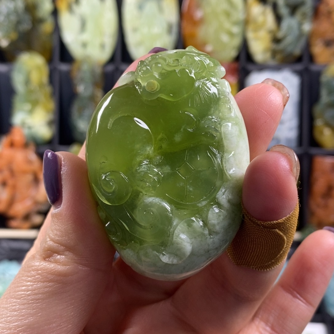 蛇纹石玉颈饰合金